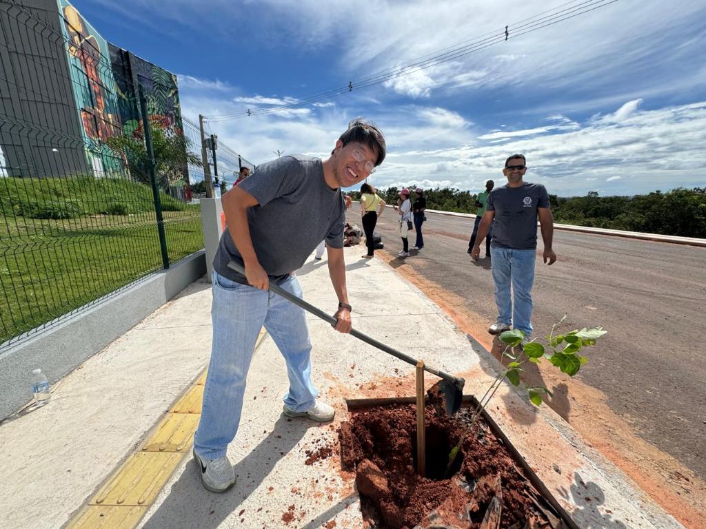 Servidores da CGE-MT participam de ação de plantio em área do Parque Tecnológico - Plantio no Parque Tecnológico